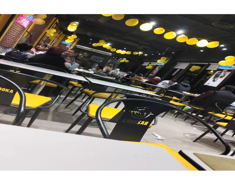 فراخ بالريش داخل بازوكا تشعل السوشيال ميديا. فيديو صادم يثير الجدل حول جودة الطعام