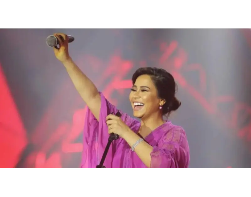 "صفارة" ترفض الصمت. كيف تأثرت شيرين عبدالوهاب بمشهد "تيتانيك" في عودتها