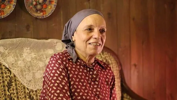 ربنا نجاه بأعجوبة .. سقـوط شرفة منزل على سيارة نجل عارفة عبد الرسول