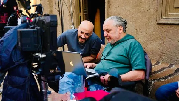 مجدي الهواري مع المخرج أحمد نادر جلال في كواليس جديدة لـ حدوتة مالم يحكى عن بني مزار