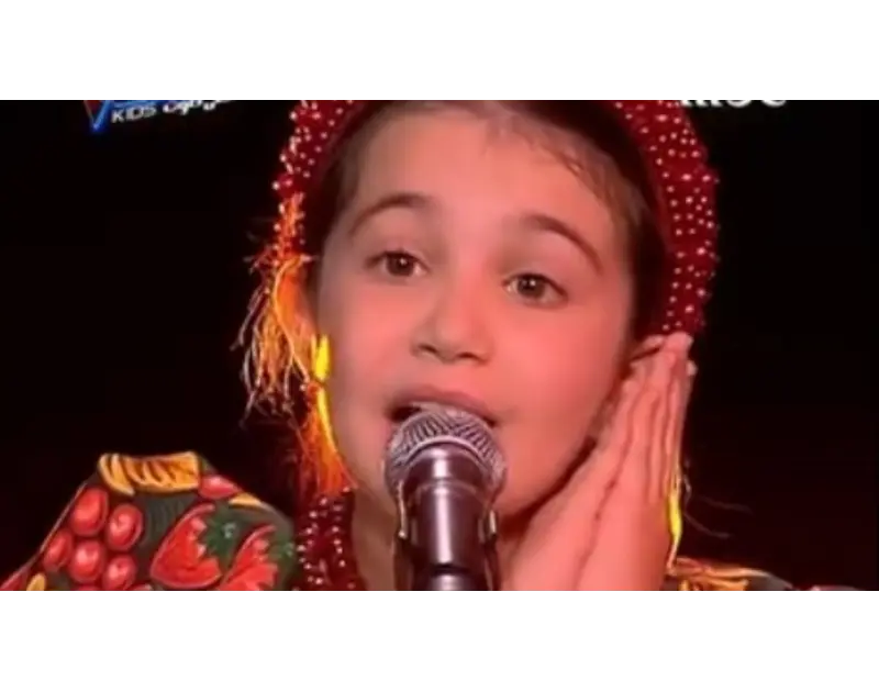 أبهرت الحكام بصوتها. ما الأغنية التي أدتها إيميليا في "ذا فويس كيدز"