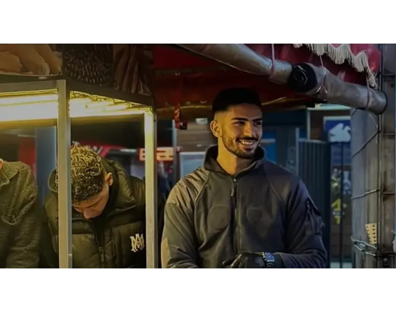 التركي "بائع الذرة الوسيم" يشعل "السوشال ميديا" (فيديو)