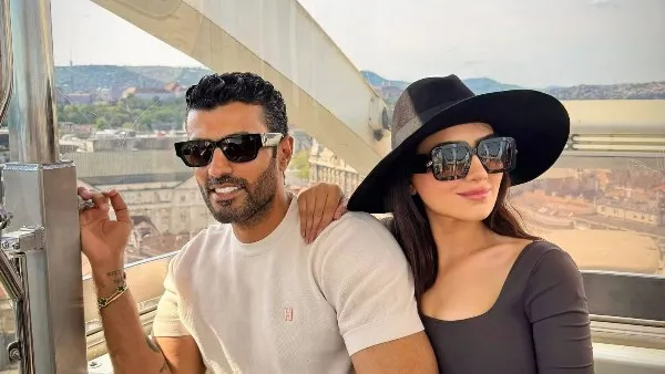 محمد سامي يخطف الأنظار رفقة مي عمر من عطلتهم