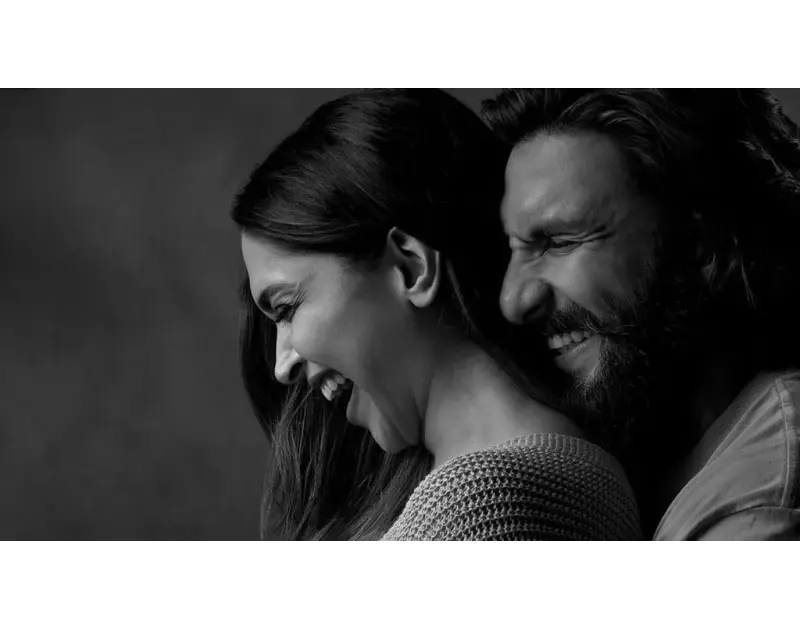 ديبيكا بادوكون ورانفير سينغ يعلنان الحمل الثاني بصورة لطيفة