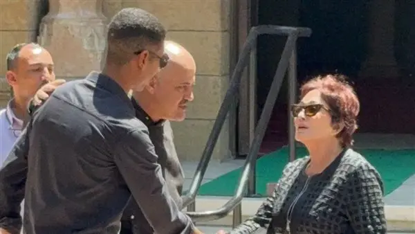 لبلبة تساند منة شلبي.. الحزن يسيطر على جنازة والدها بالمعادي
