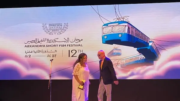 خيري بشارة يسلم تكريم منى ربيع وحسن جاد بافتتاح الإسكندرية للفيلم القصير
