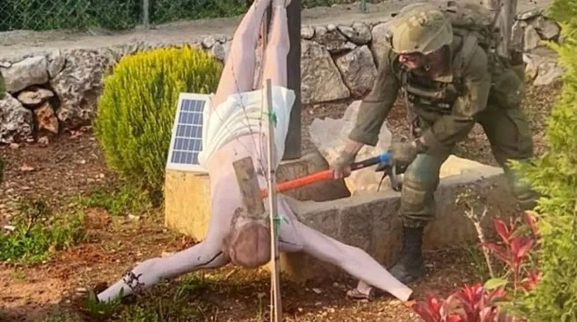 فأس جندي إسرائيلي يسقط على رأس نتنياهو. لقطة “مشينة” تدفع تل أبيب للاعتذار