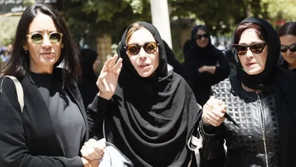 لبلبة وكريم عبد العزيز يساندان منة شلبي في جنازة والدها