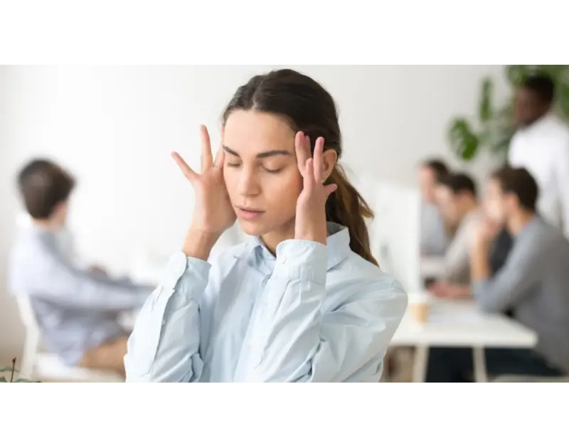 انتبهي لهذه الأعراض. كيف يؤثر توتر العمل على هرمونات النساء