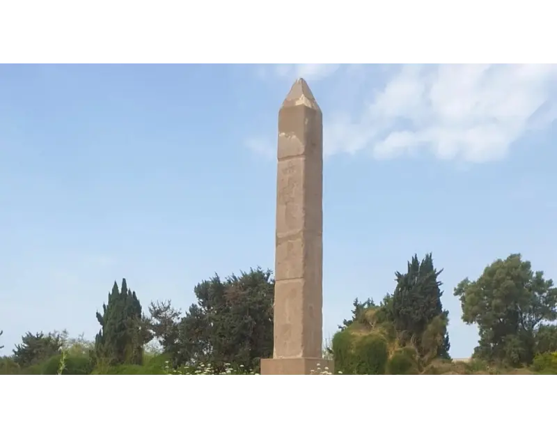 كنز مصري مسروق. مسلة فرعونية وسط حقول إسرائيل