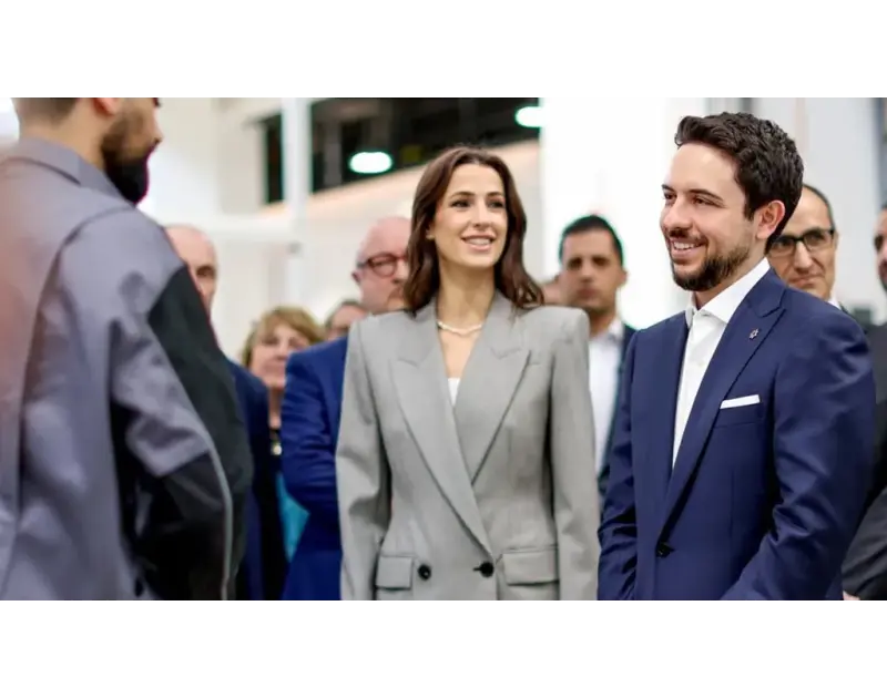الأميرة رجوة تلفت الأنظار في ألمانيا ببدلة رسمية ذكّرتنا بأسلوب الملكة رانيا (صور وفيديو)