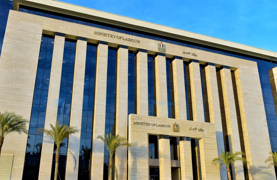 رواتب مجزية وتأمين وحوافز. وزارة العمل تطرح 500 فرصة تشغيل جديدة