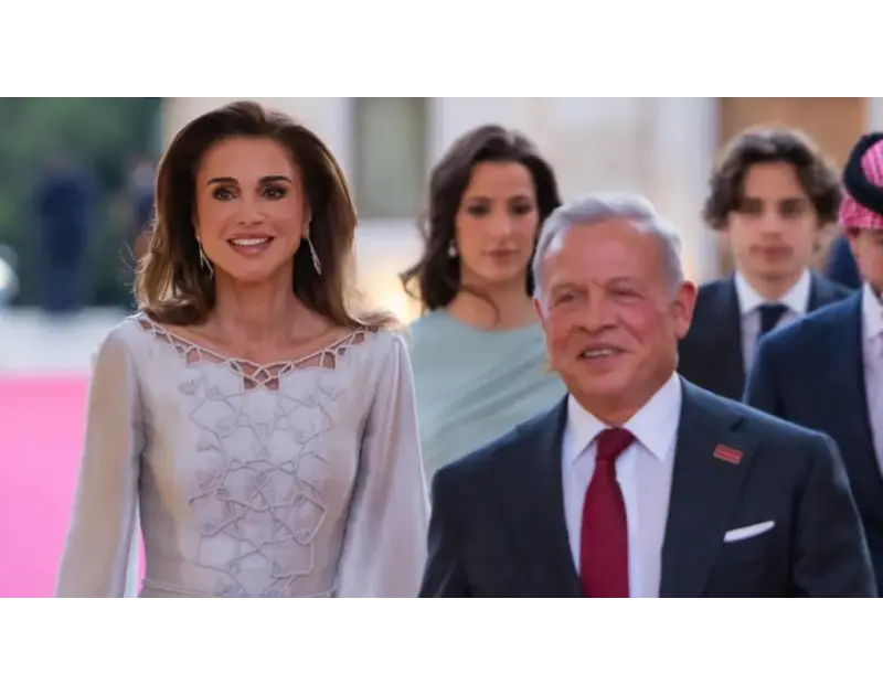الملكة رانيا تخطف الأنظار في عيد الاستقلال بفستان مستوحى من العلم الأردني (صور)
