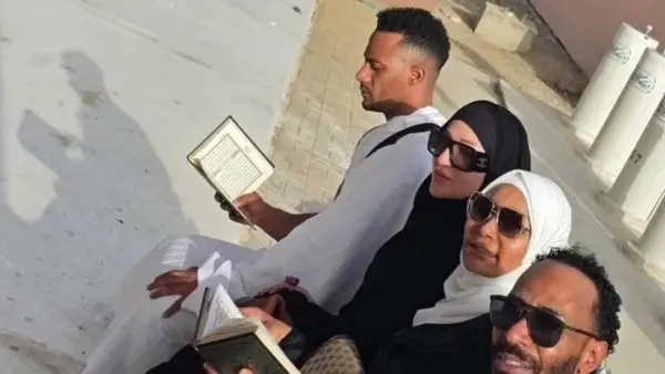 لبيك محمد رمضان يؤدي مناسك الحج برفقة زوجته وشقيقيه