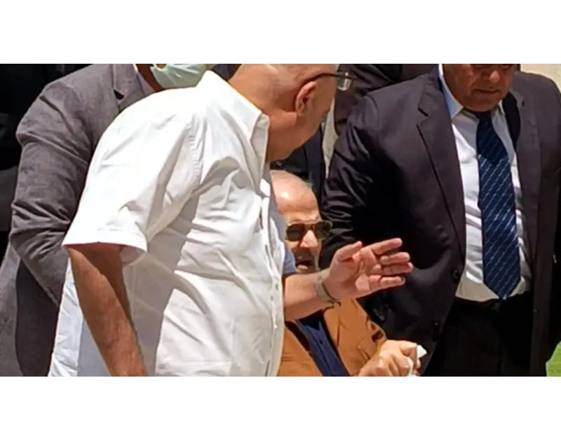 على كرسي متحرك. ممدوح عباس في جنازة هاني شاكر