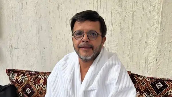 لبيك محمد هنيدي بملابس الإحرام في مكة المكرمة