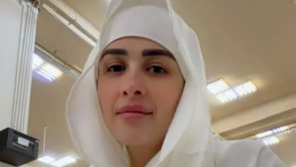 وسط ياسمين عبد العزيز تؤدي مناسك الحج