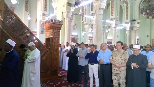 محافظ أسوان يؤدى صلاة الجمعة بمسجد بدر بالطابية ويستمع إلى شكاوى المواطنين