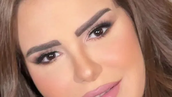 بميكب دنيا عبد العزيز تبرز جمالها