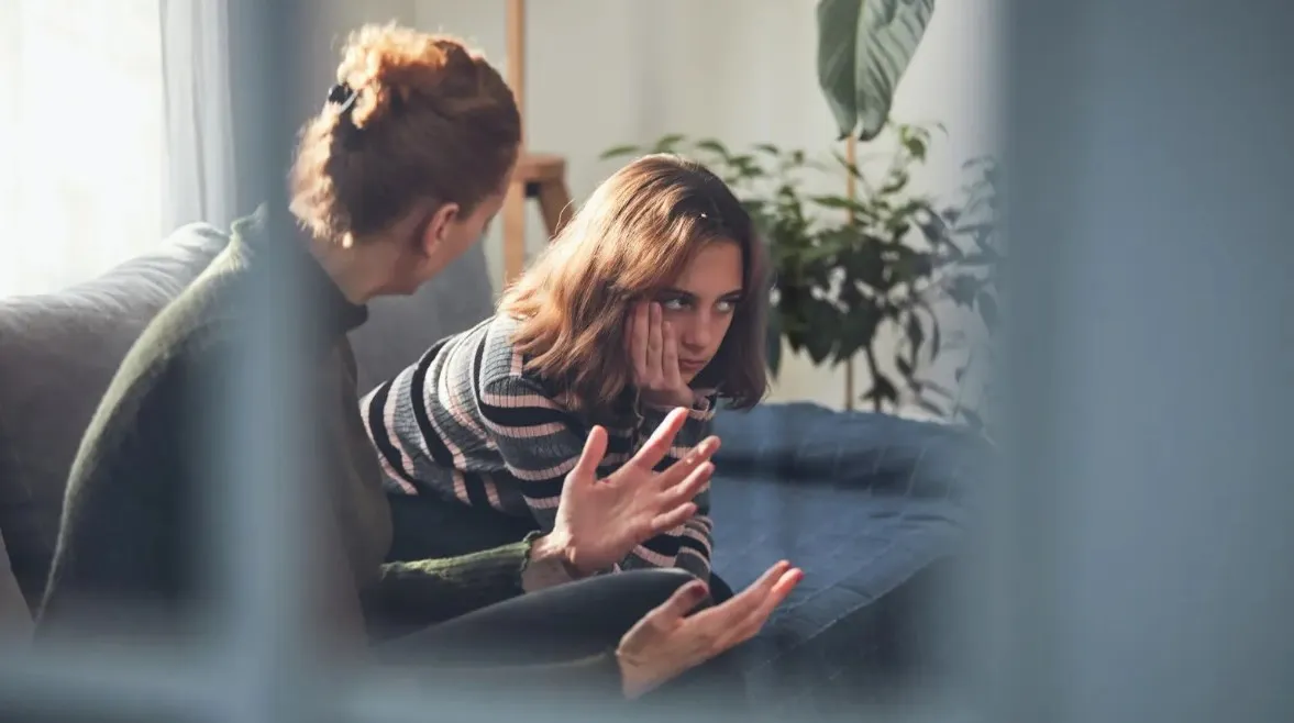 أخصائية نفسية تحذر: أخطاء تربوية شائعة تترك آثارًا سلبية على أطفالهم