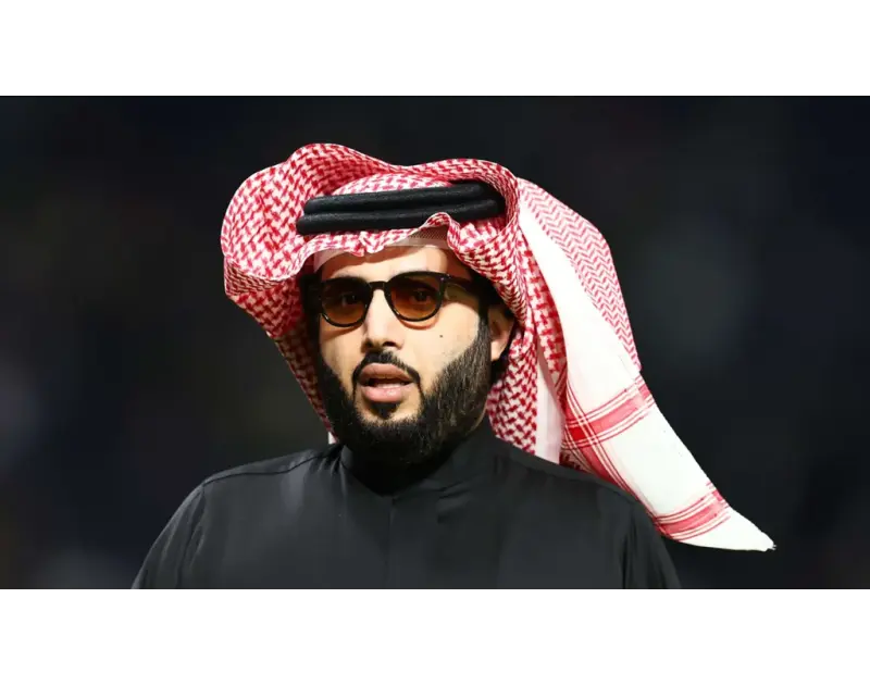تركي آل الشيخ يلبي استغاثة فنان مصري تخلى عنه زملاؤه