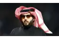 تركي آل الشيخ يلبي استغاثة فنان مصري تخلى عنه زملاؤه