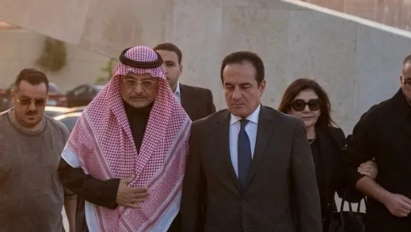 محمد ثروت أول الحاضرين لعزاء هاني شاكر