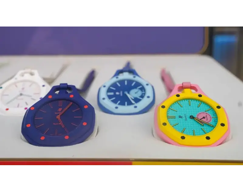 ليست ساعة Royal Pop من Swatch تعيد عقارب الزمن إلى الوراء وتشعل هوس الشراء