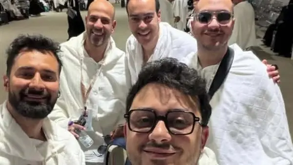 لأول مرة. أحمد حاتم يؤدي مناسك الحج رفقة المنشد مصطفى عاطف