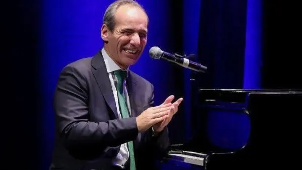 عمرو سليم يخطف الأنظار فى حفل مسرح تياترو أركان