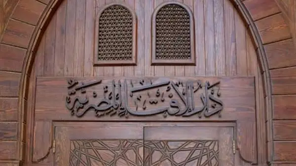 الإفتاء: يُسَنُّ استلامُ الحجر الأسود وتَقبيلُه عند بداية كل شوط من الطواف
