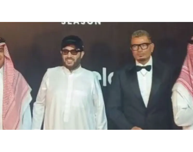 هو كله هضبة؟. تركي آل الشيخ يمازح المصورين في العرض الخاص 7DOGS