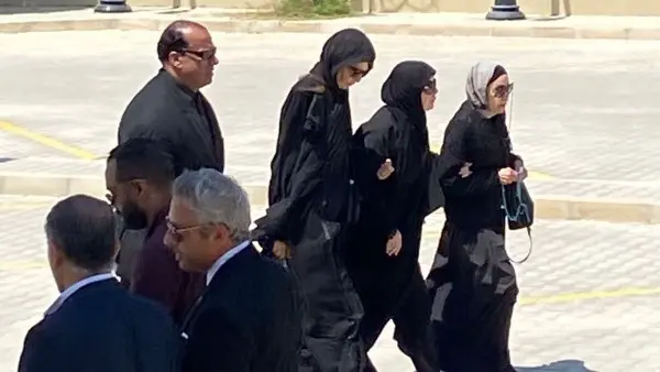 وصول ميرفت أمين وخالد الجندي لتوديع هاني شاكر