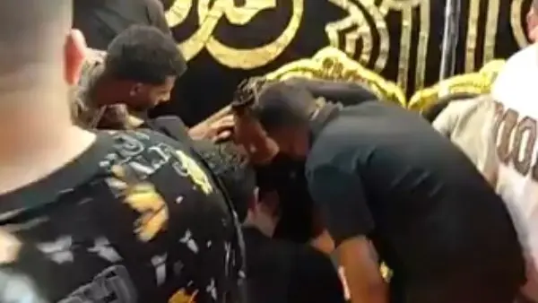 وقع من طوله..انهيار حمو بيكا في عزاء والدته