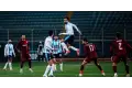 بيراميدز يغني يا رايحين للنبي الغالي. ويهدي الدرع للزمالك
