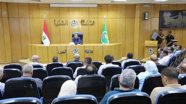 نائب محافظ المنيا يتابع ملف تراخيص المحال العامة