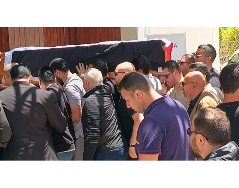 ملفوف بعلم مصر. وصول جثمان هاني شاكر لمسجد "أبو شقة" للصلاة عليه (فيديو)