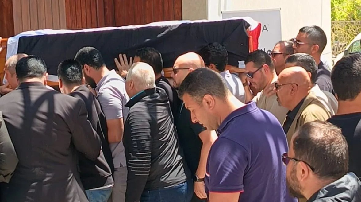 ملفوف بعلم مصر. وصول جثمان هاني شاكر لمسجد "أبو شقة" للصلاة عليه (فيديو)