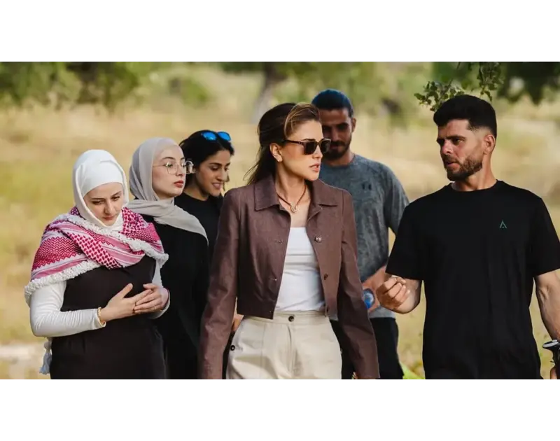 الملكة رانيا بإطلالة سفاري أنيقة في إربد دعماً للسياحة المحلية (صور)