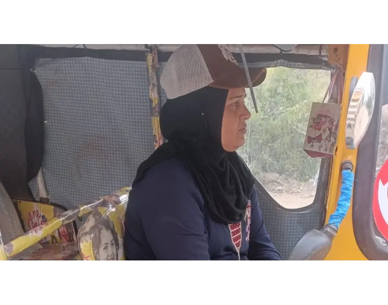 "بتجري على رزقها من الفجر". شيرين تقهر المستحيل بـ"توكتوك" في كفر الشيخ