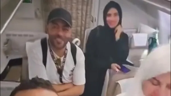 فيديو تامر عاشور يؤدي مناسك الحج برفقة زوجته نانسي نور | شاهد