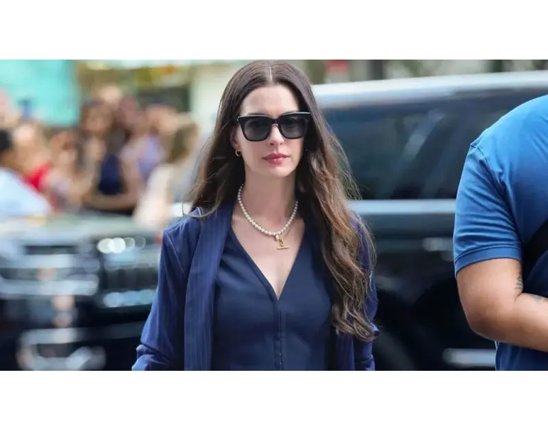 آن هاثاواي تعيد موضة عقد اللؤلؤ إلى الواجهة في صيف 2026 (صور)