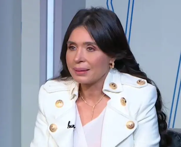 دينا تثير الجدل: الحياة من غير رجل أجمل والزواج لو بعقد مؤقت يبقى فل