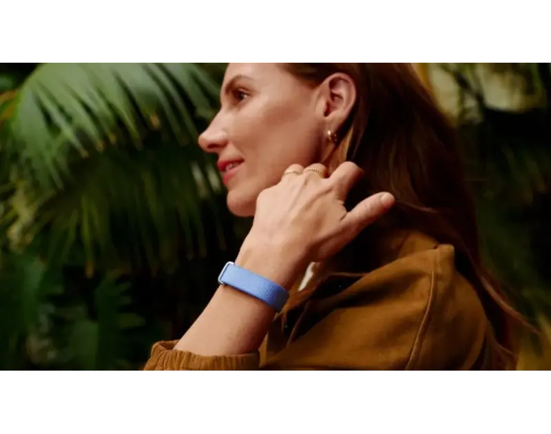 جهاز google fitbitair. سوار ذكي بدون شاشة لتحسين الصحة