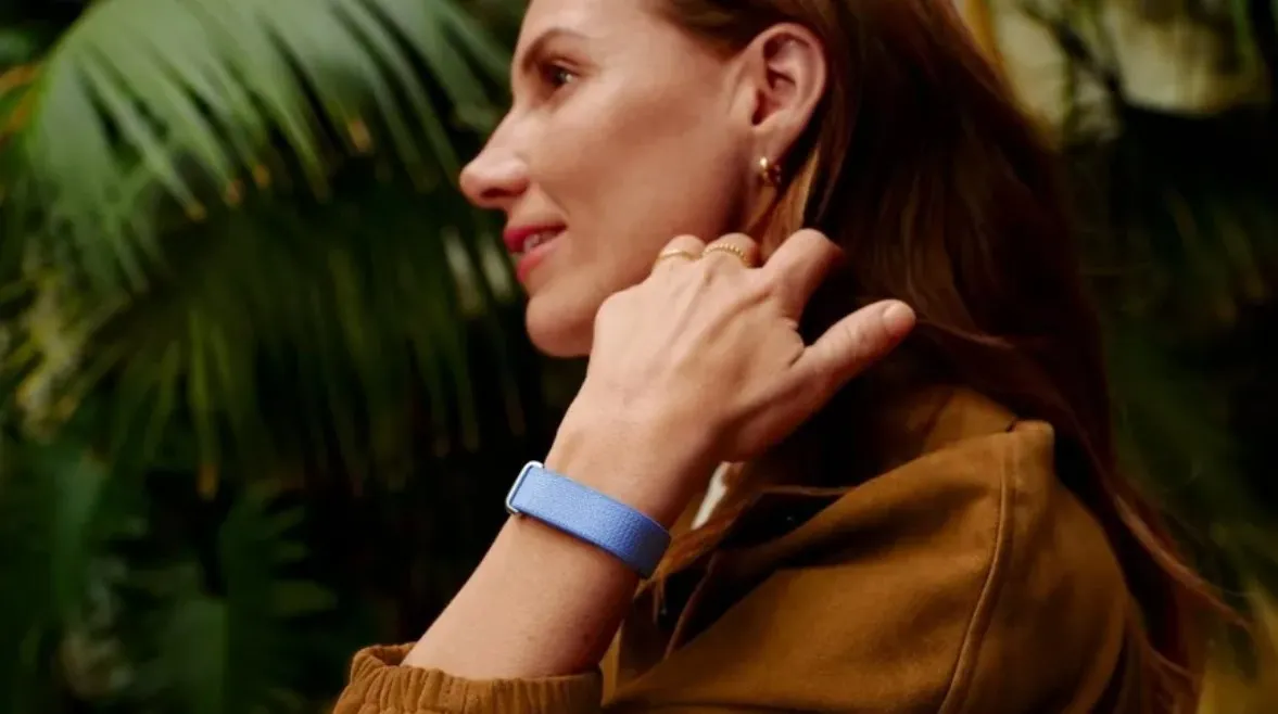 جهاز google fitbitair. سوار ذكي بدون شاشة لتحسين الصحة