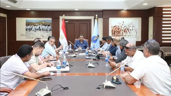 محافظ البحر الأحمر يناقش آليات غلق البحر أثناء سوء الأحوال الجوية
