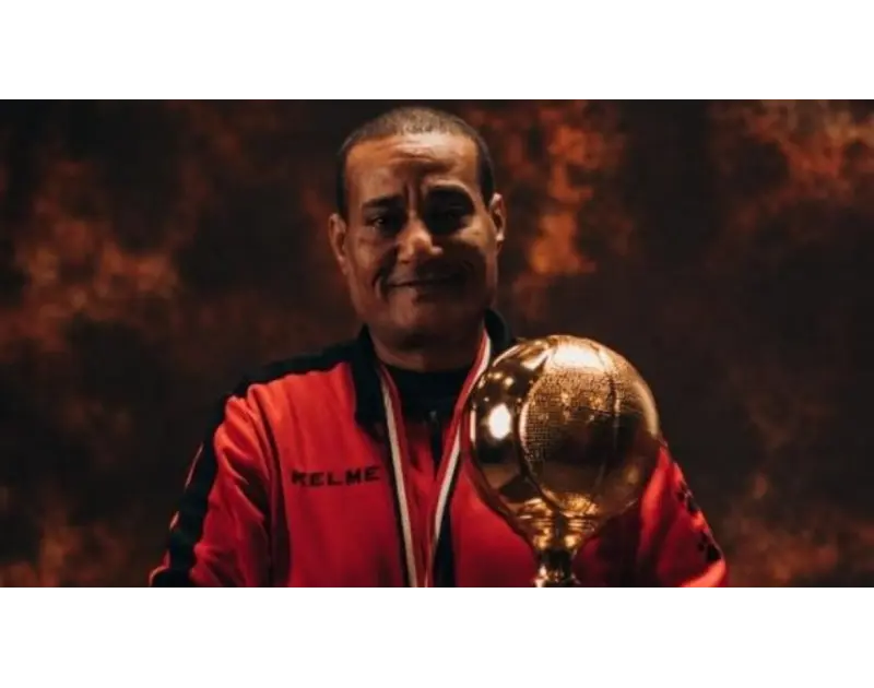 الأهلي لا ينسى أبناءه. حكاية "حامد الكاس" عامل فقد ساقه ورد اللاعبون جميله