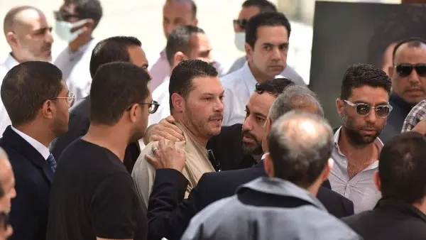 نجل هاني شاكر يلقي نظرة الوداع على والده الراحل