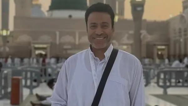 قبل سامح حسين يشارك جمهوره صورا من المسجد النبوي