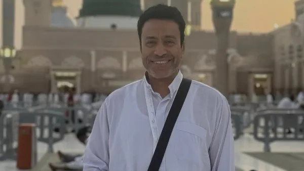 قبل سامح حسين يشارك جمهوره صورا من المسجد النبوي